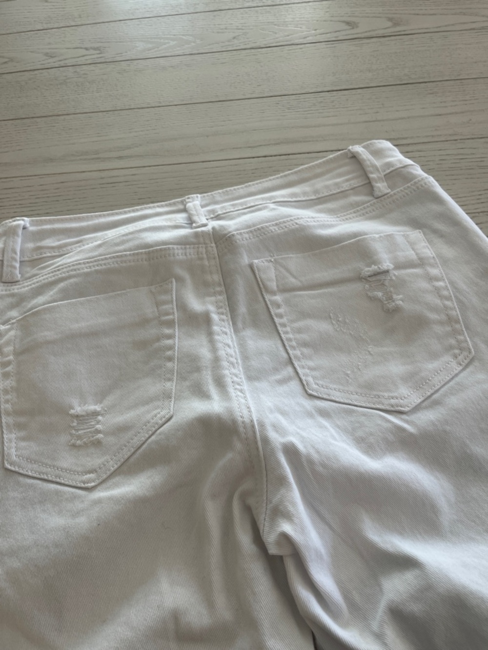 Rocks & Indigo White Floral Embroidered Jeans - Picture 5 of 8